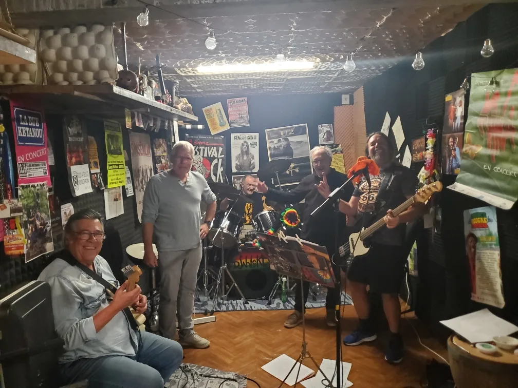 Nigel Ball bei der Probe mit Musikern in Pont-Saint-Esprit, Frankreich