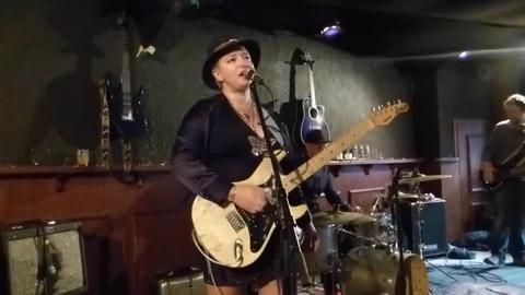 Bex Marshall Band (Bex Marshall, Nigel Ball, Alexei Gittens).